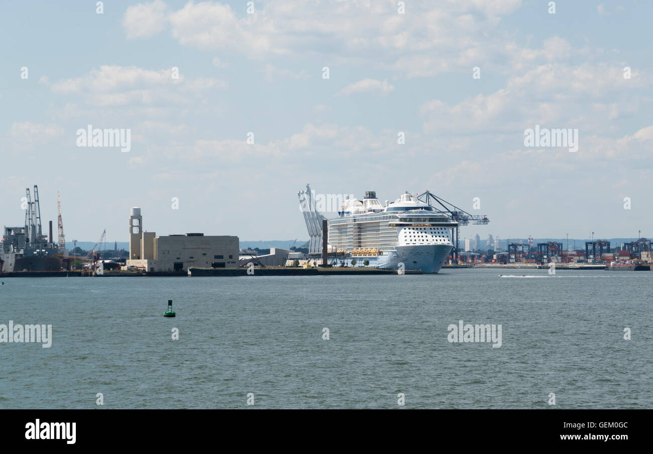 Royal Caribbean Kreuzfahrtschiff Hymne der Meere angedockt in Cape Liberty Cruise Port, Bayonne, New Jersey Stockfoto