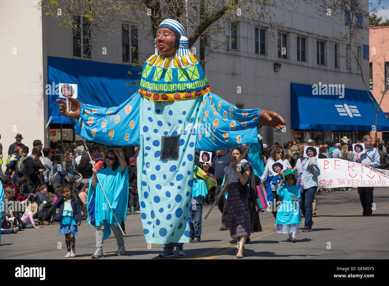 Eine überlebensgroße Puppe zu Ehren Berta Isabel Caceres Flores im Herzen der Bestie May Day Parade in Minneapolis, MN Stockfoto