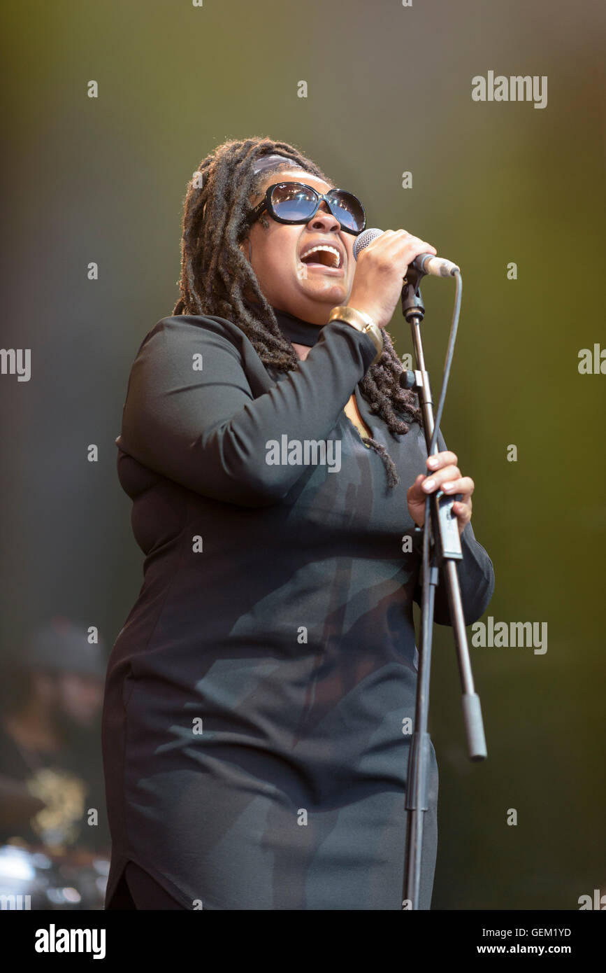 Soul II Soul (Caron Wheeler) erklingt in Cornbury Festival, große Tew Landgut, Oxfordshire, England, 8. Juli 2016 Stockfoto