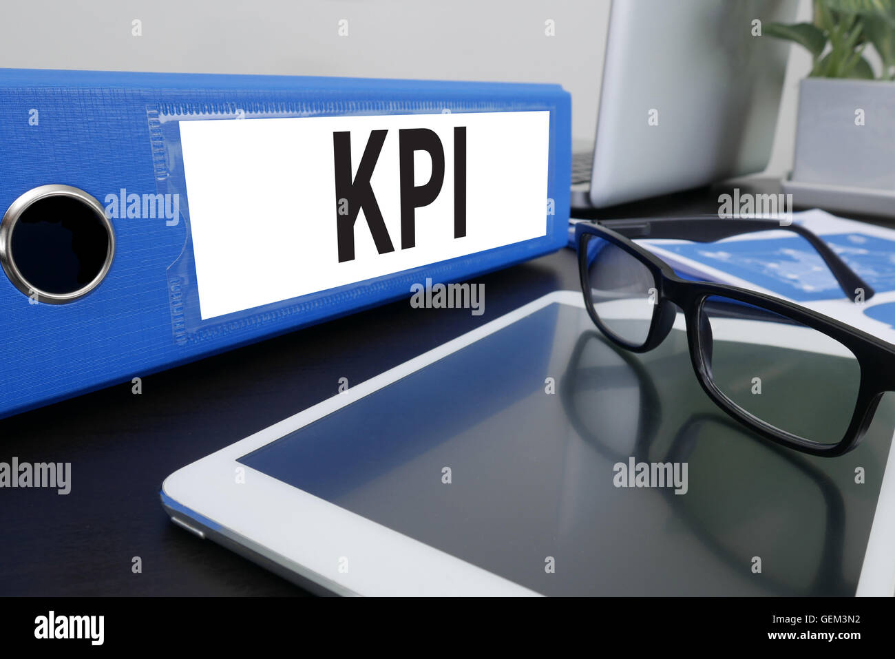 KPI-CONCEPT Office-Ordner auf Desktop auf Tisch mit Büromaterial. iPad Stockfoto