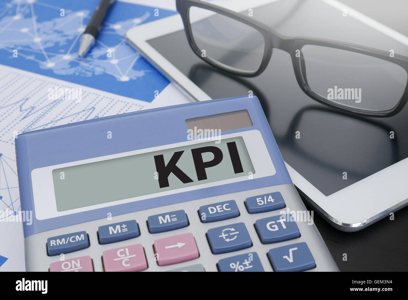 KPI-Konzept Rechner auf Tisch mit Büromaterial. iPad Stockfoto