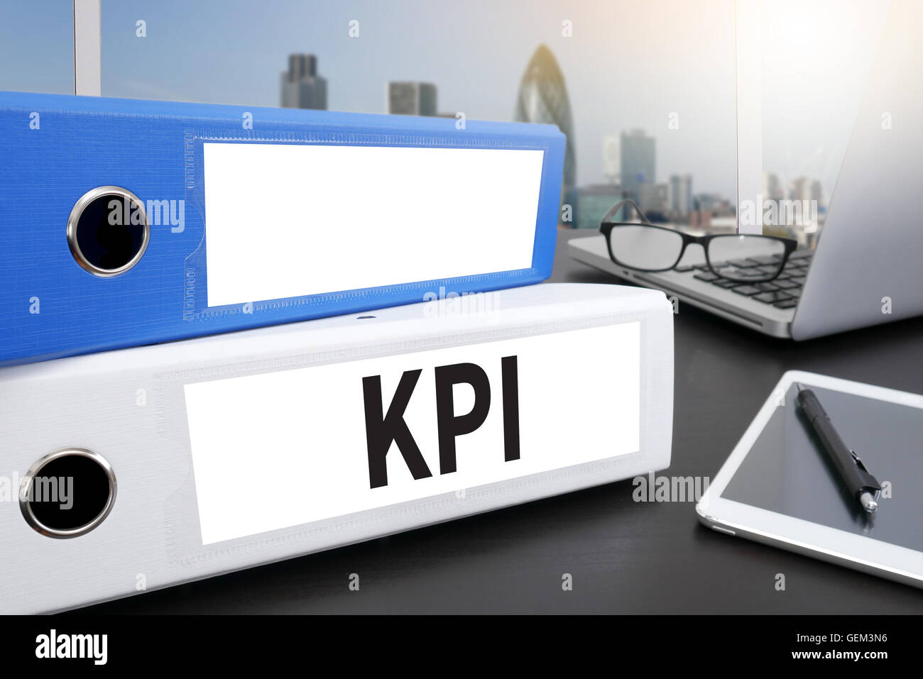 KPI-CONCEPT Office-Ordner auf Desktop auf Tisch mit Büromaterial. Stockfoto