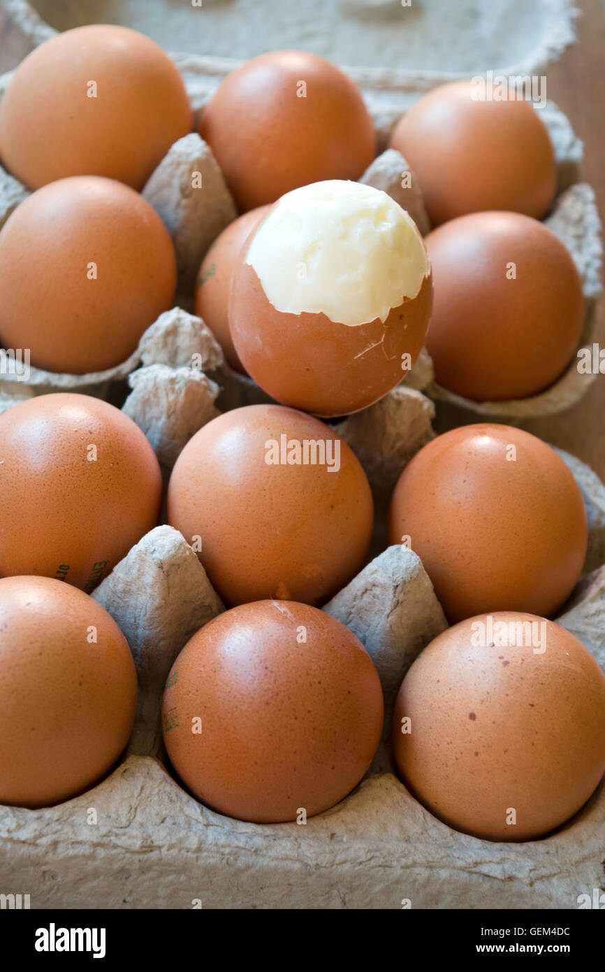 hartgekochten Ei teilweise geschält Stockfoto