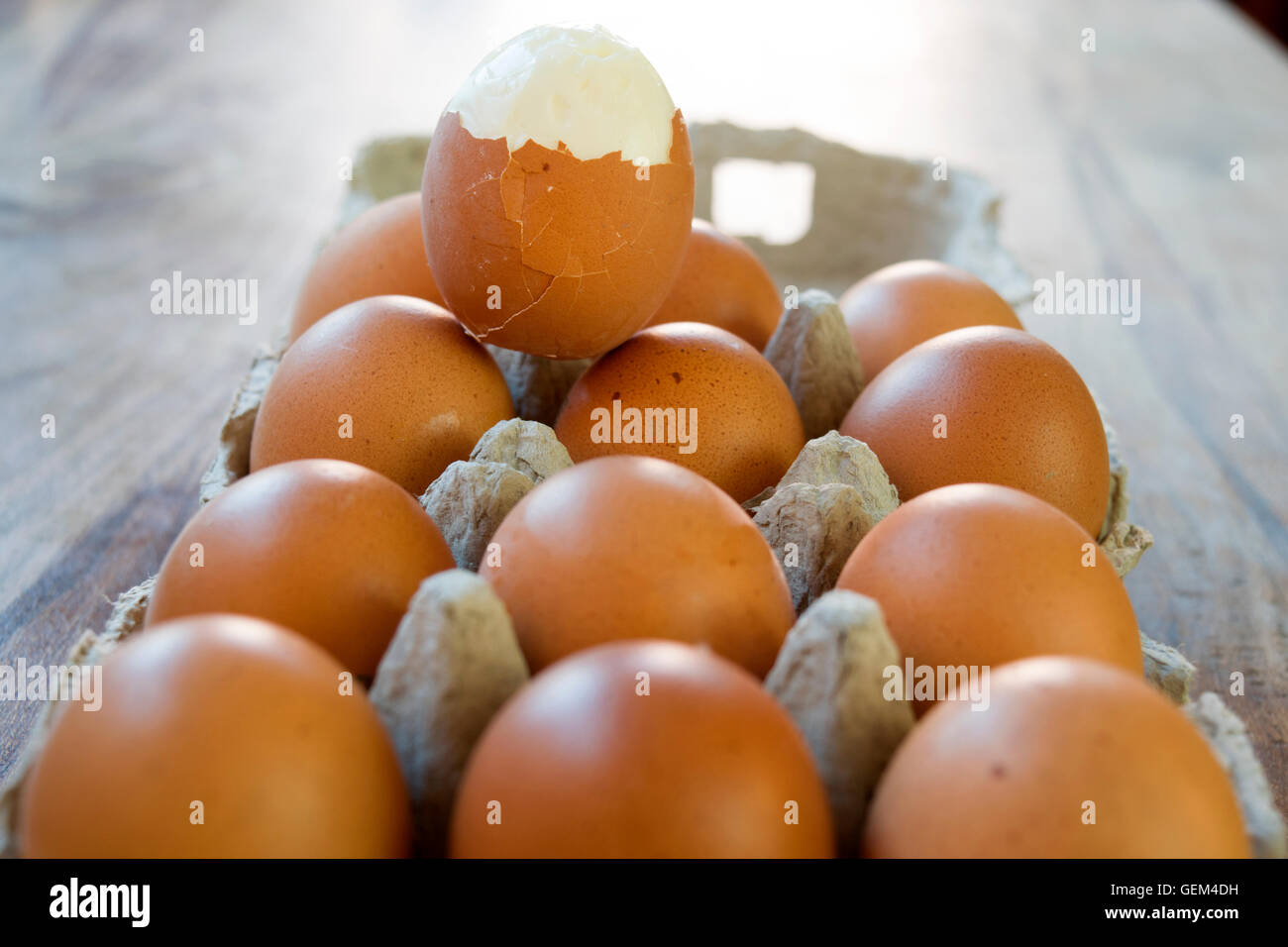 hartgekochten Ei teilweise geschält Stockfoto