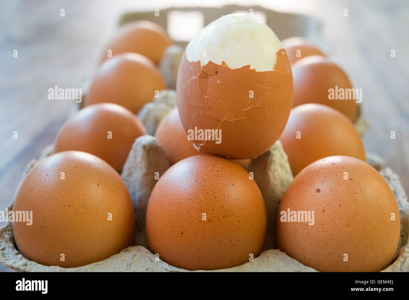 hartgekochten Ei teilweise geschält Stockfoto