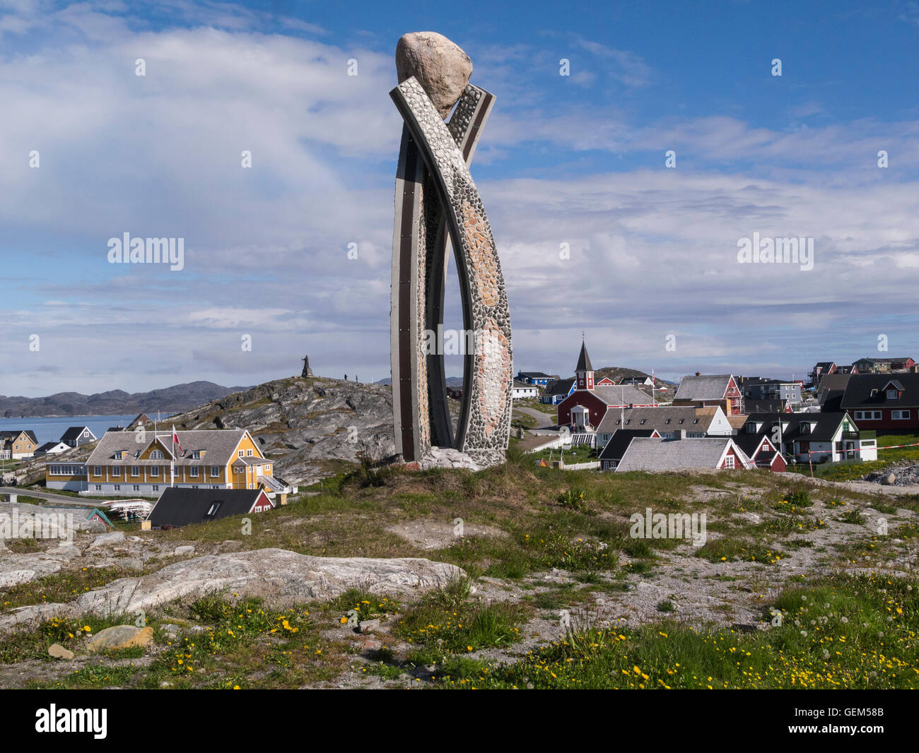 Inussuk Skulptur aus Beton von Niels Molfedt oben Kolonie Hafen Nuuk Waterfront und der kolonialen Altstadt Westgrönland am schönen Julitag Stockfoto