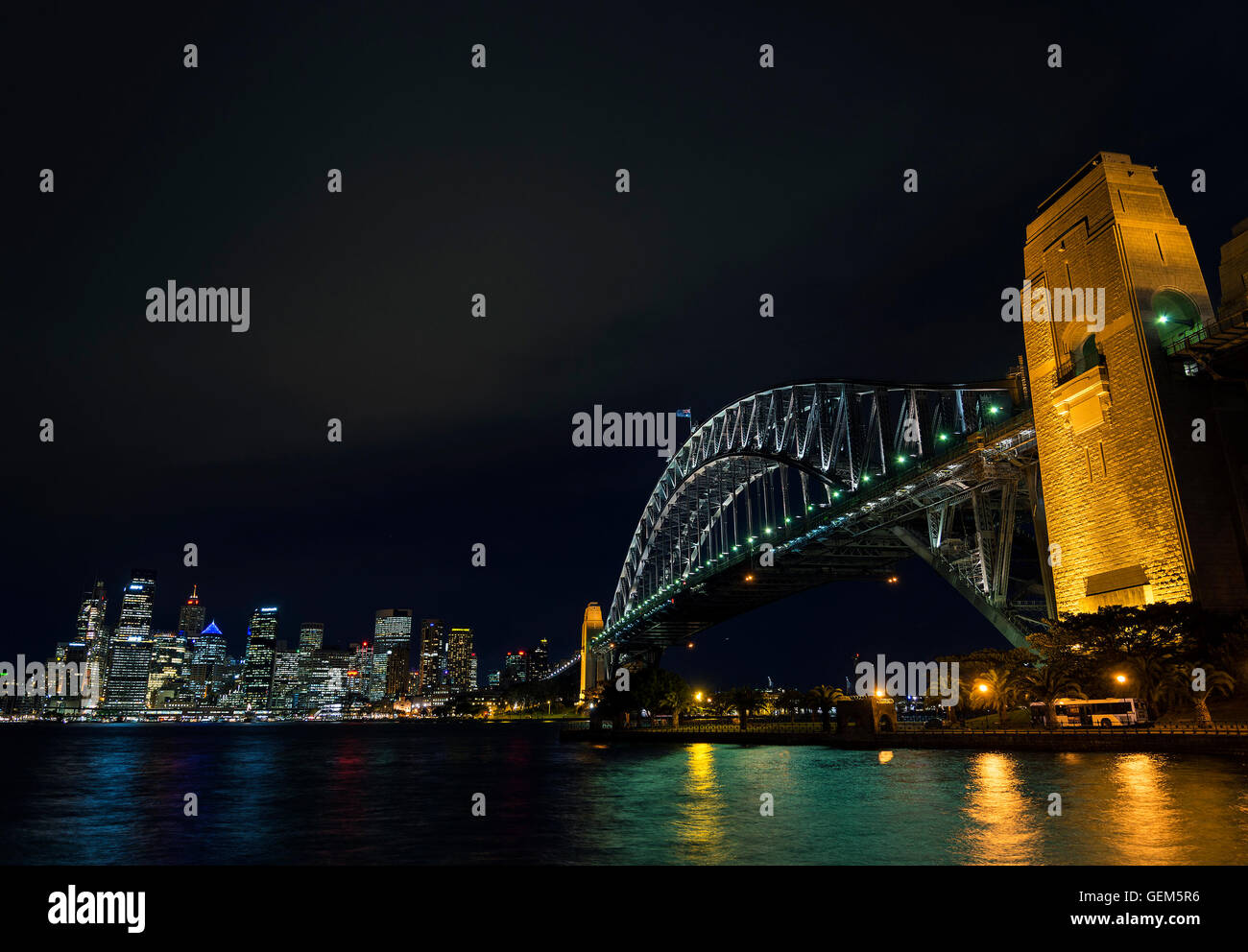berühmten Sydney harbour Bridge und CBD Skyline von Landmarken in Australien in der Nacht Stockfoto