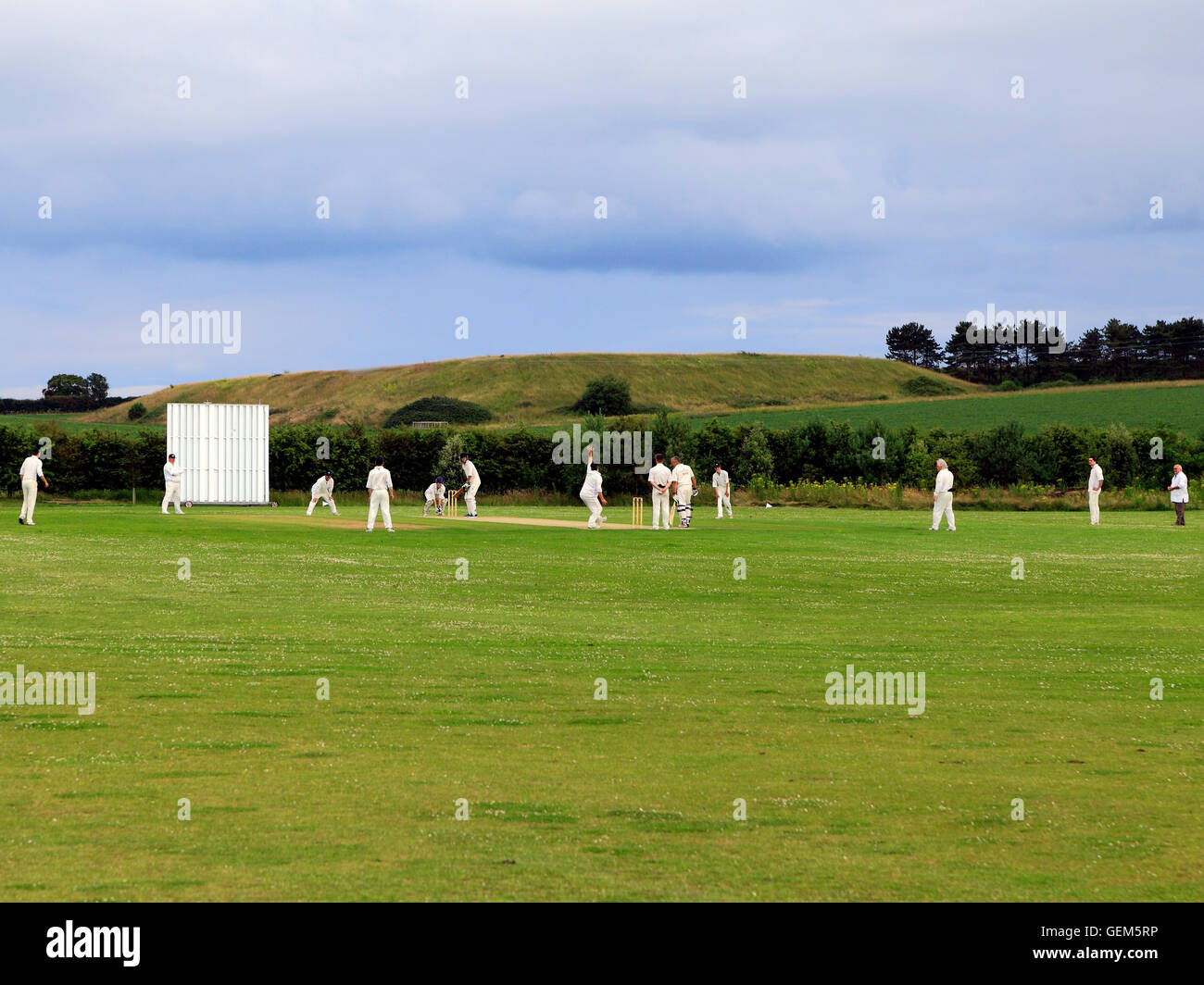 Englischen Dorf Cricket-Match, ländlichen Umgebung, Dornweiler, Norfolk England UK Sport Cricket Sport Spiel Spiele Spieler Stockfoto