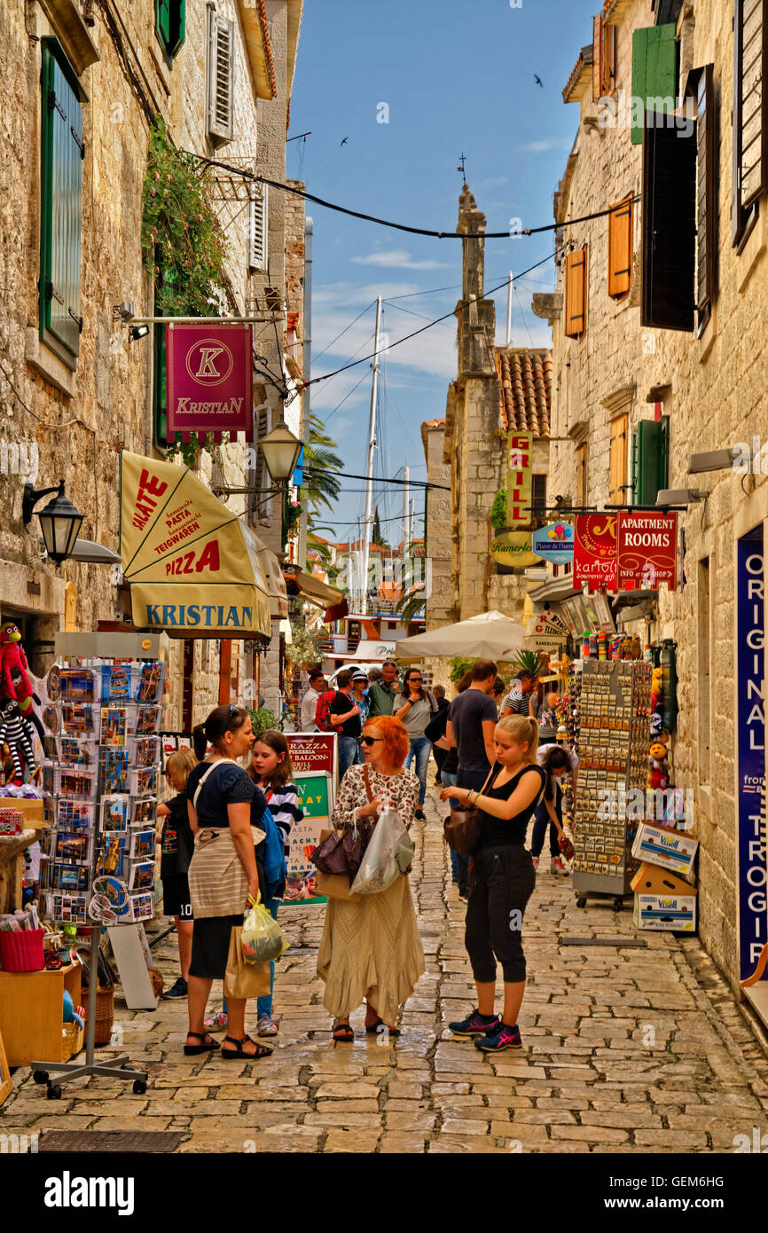Alte Gasse & Souvenir Geschäfte hinter der Uferpromenade von Trogir, Kroatien Stockfoto
