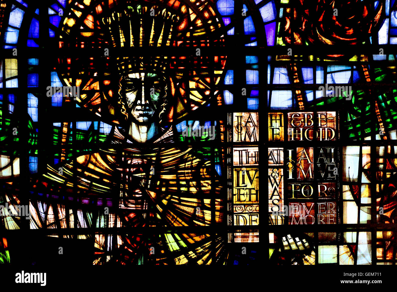London, England, Vereinigtes Königreich. St Mary le Bow Church, Cheapside. Glasmalerei-Fenster (John Hayward, 1963) Christ in der Majestät Stockfoto