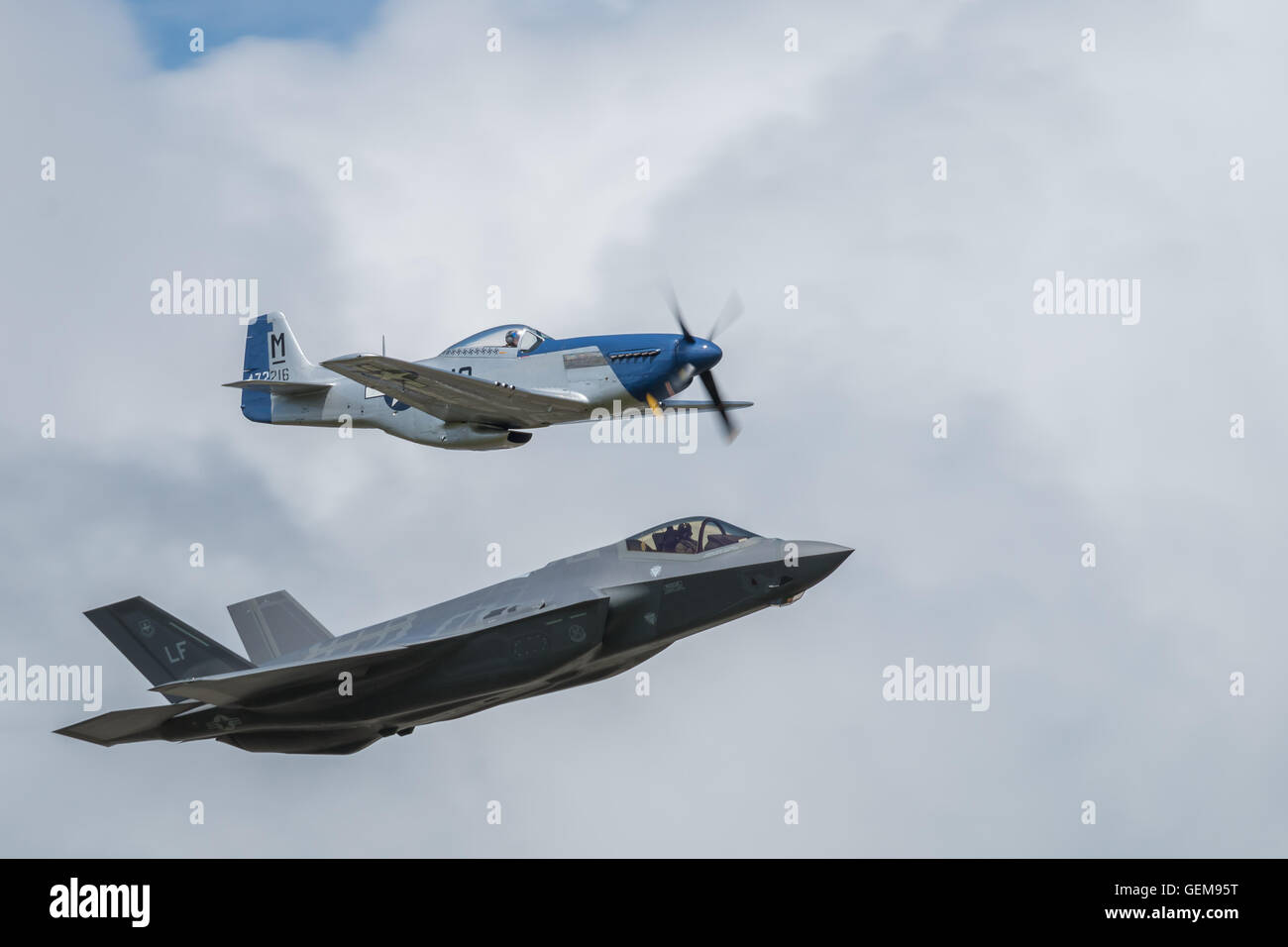 F-35 Lightning 2 und p-51 Mustang Flugzeug in gemeinsamen fliegen vorbei beim RIAT 2016. RAF Fairford. Stockfoto