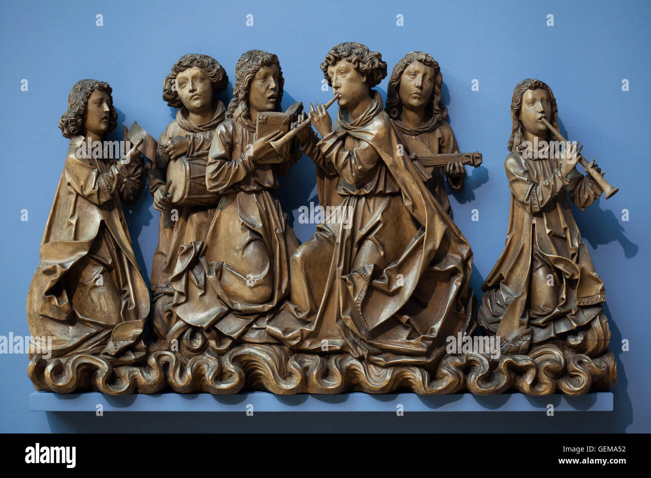 Engel singen und musizieren. Holzstatue von Cca. 1505 von deutschen Bildhauers Tilman Riemenschneider und seiner Werkstatt angezeigt im Bode-Museum in Berlin, Deutschland. Stockfoto