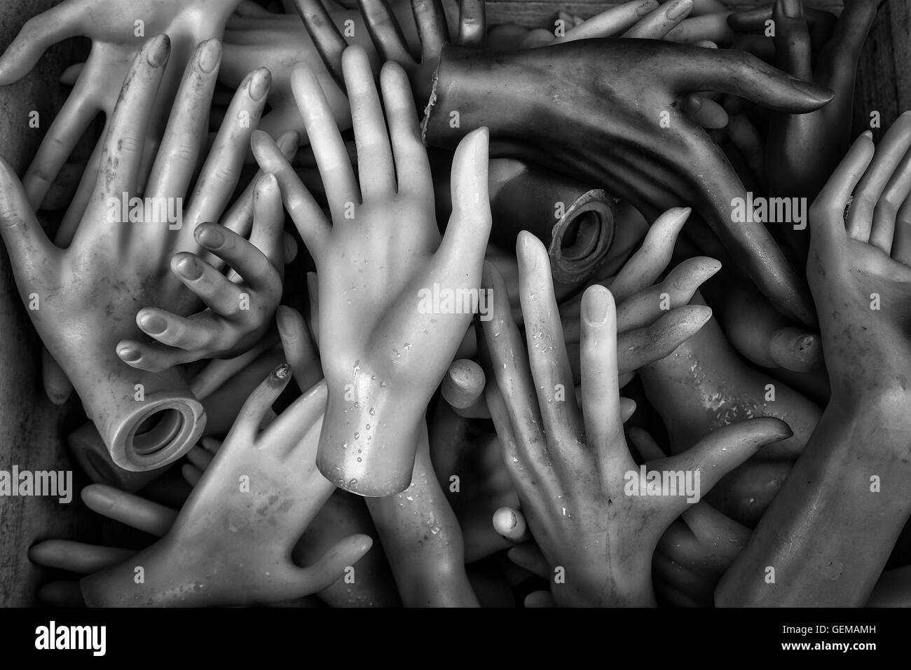 Schaufensterpuppe Hand Palmen in einem Korb, auf den Verkauf in einem Antiquitätengeschäft auf Montmartre, Paris, Frankreich Stockfoto