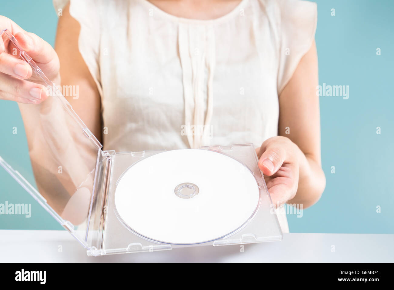 Geschäftsfrau hält DVD-ROM Stockfoto