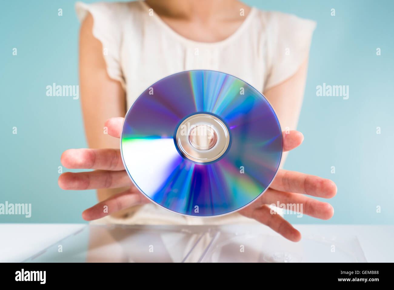 Geschäftsfrau hält DVD-ROM Stockfoto