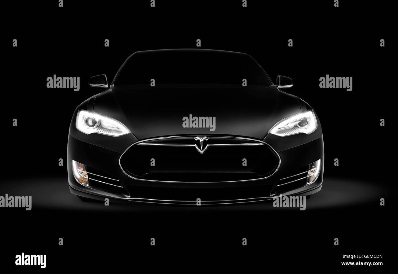 Führerschein und Ausdrucke bei Modelljahr MaximImages.com – Schwarz 2017 Tesla Model S Luxus-Elektrofahrzeug, Frontansicht isoliert auf dunkelschwarzem Hintergrund mit Beschneidungspfad Stockfoto
