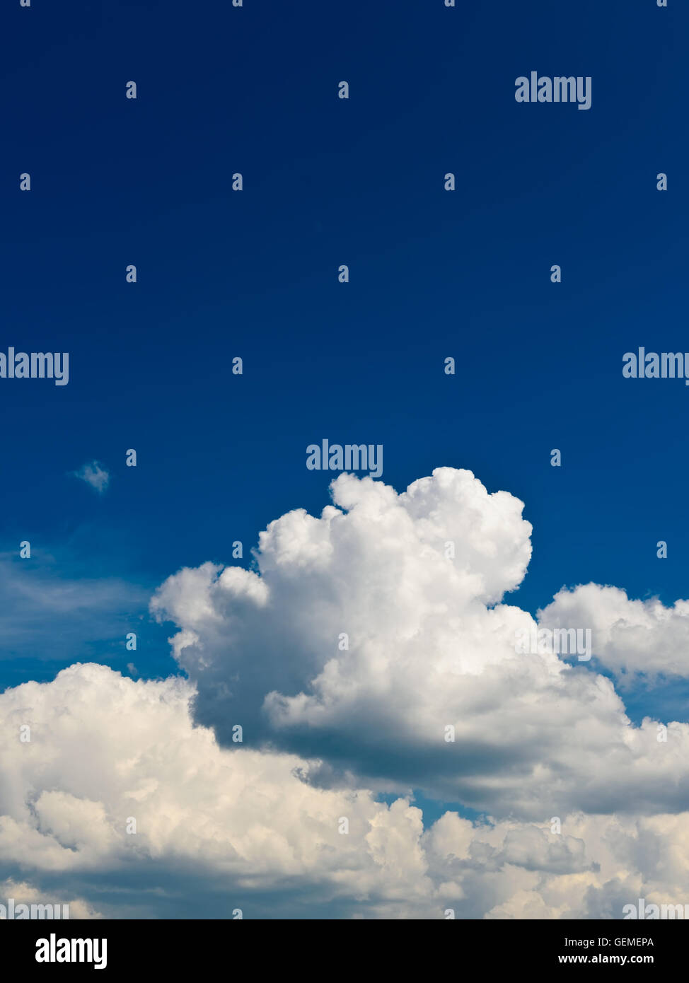 blauer Himmel mit schönen weißen Wolken Stockfoto