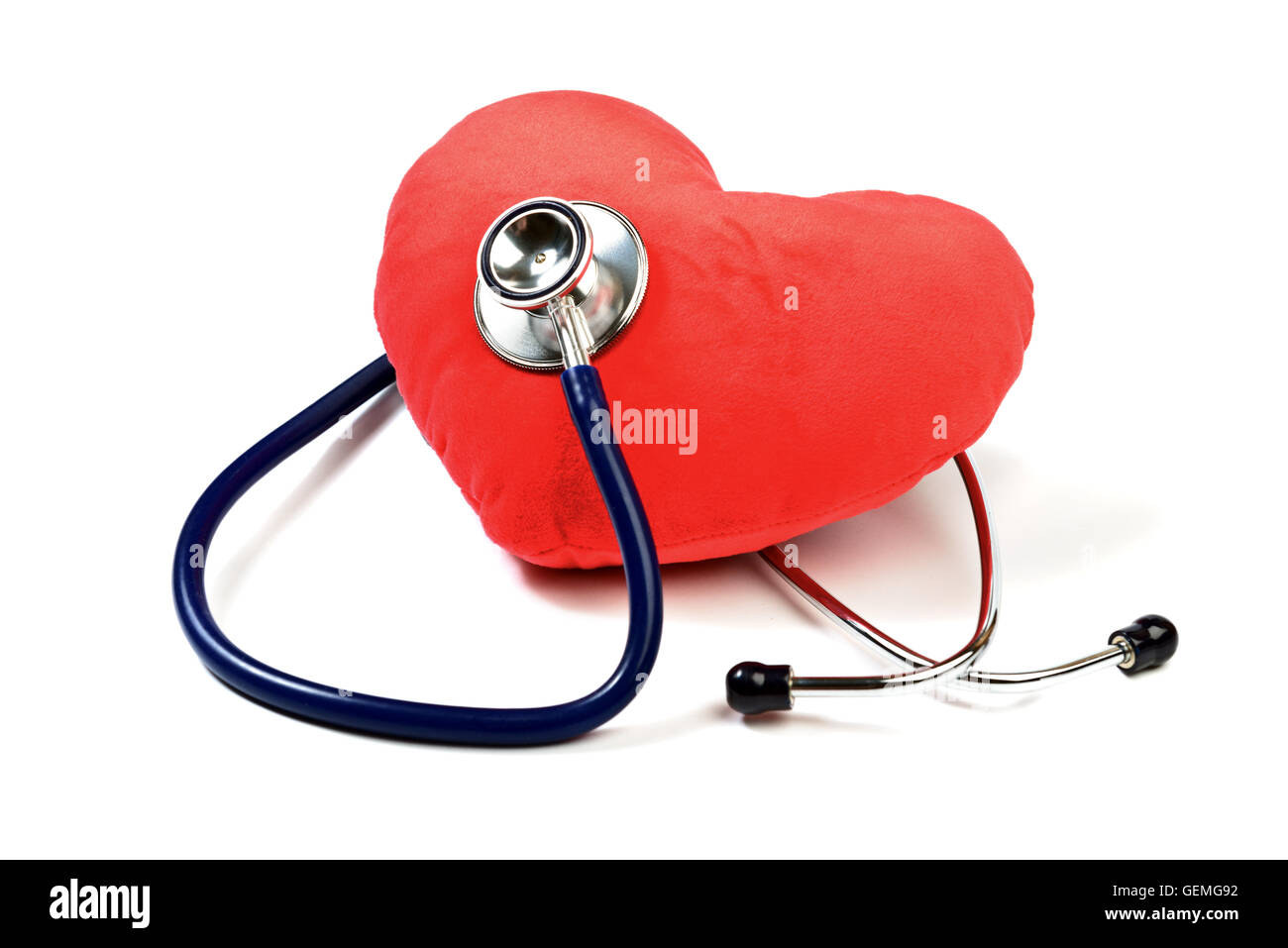Herz mit einem Stethoskop isoliert auf weiss Stockfoto