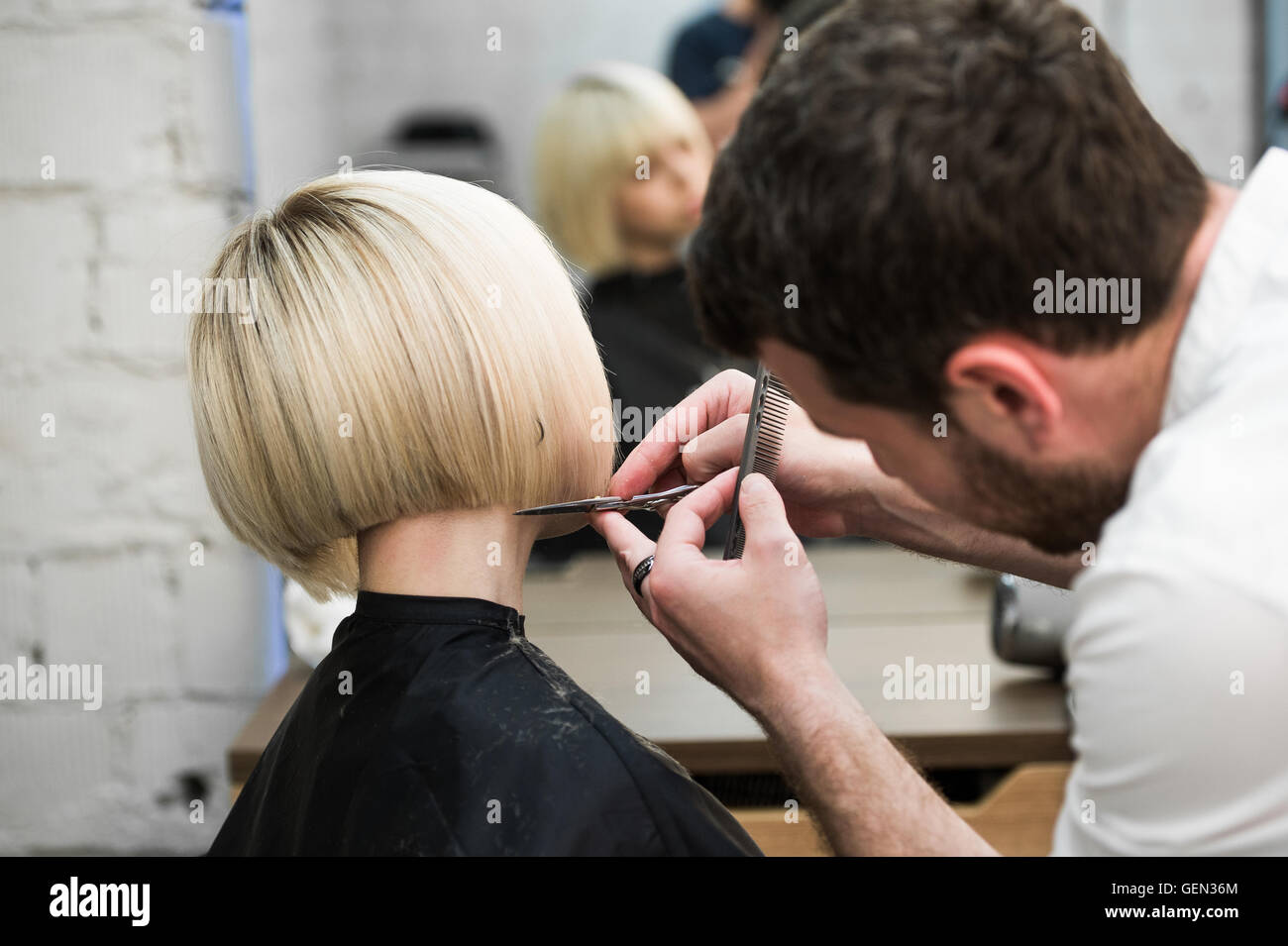 Blonde Rasierapparate Was bedeutet Blas-Job