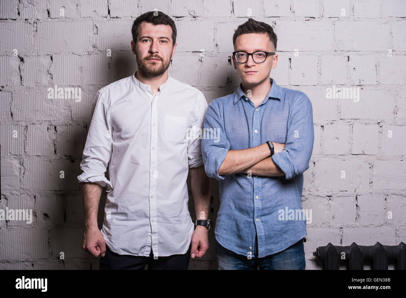 Zwei junge Männer Startupers über graue Mauer loft Innenarchitektur Stockfoto