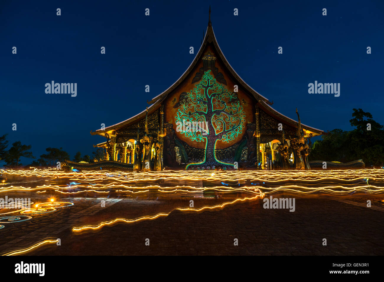 Candle Light, bei Sirindhorn Wararam Phu Prao Tempel (Wat Phu Prao) in der Dämmerung des Vesak Day, Völker kommen, die Buddha, Ca anzubeten Stockfoto