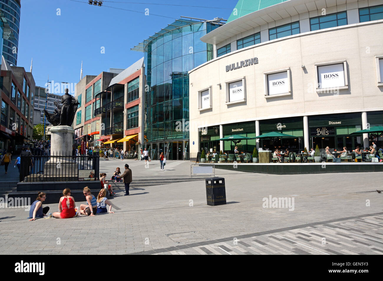 Menschen genießen die Sommersonne am Bull Ring shopping Bereich, Birmingham, England, Vereinigtes Königreich, West-Europa. Stockfoto