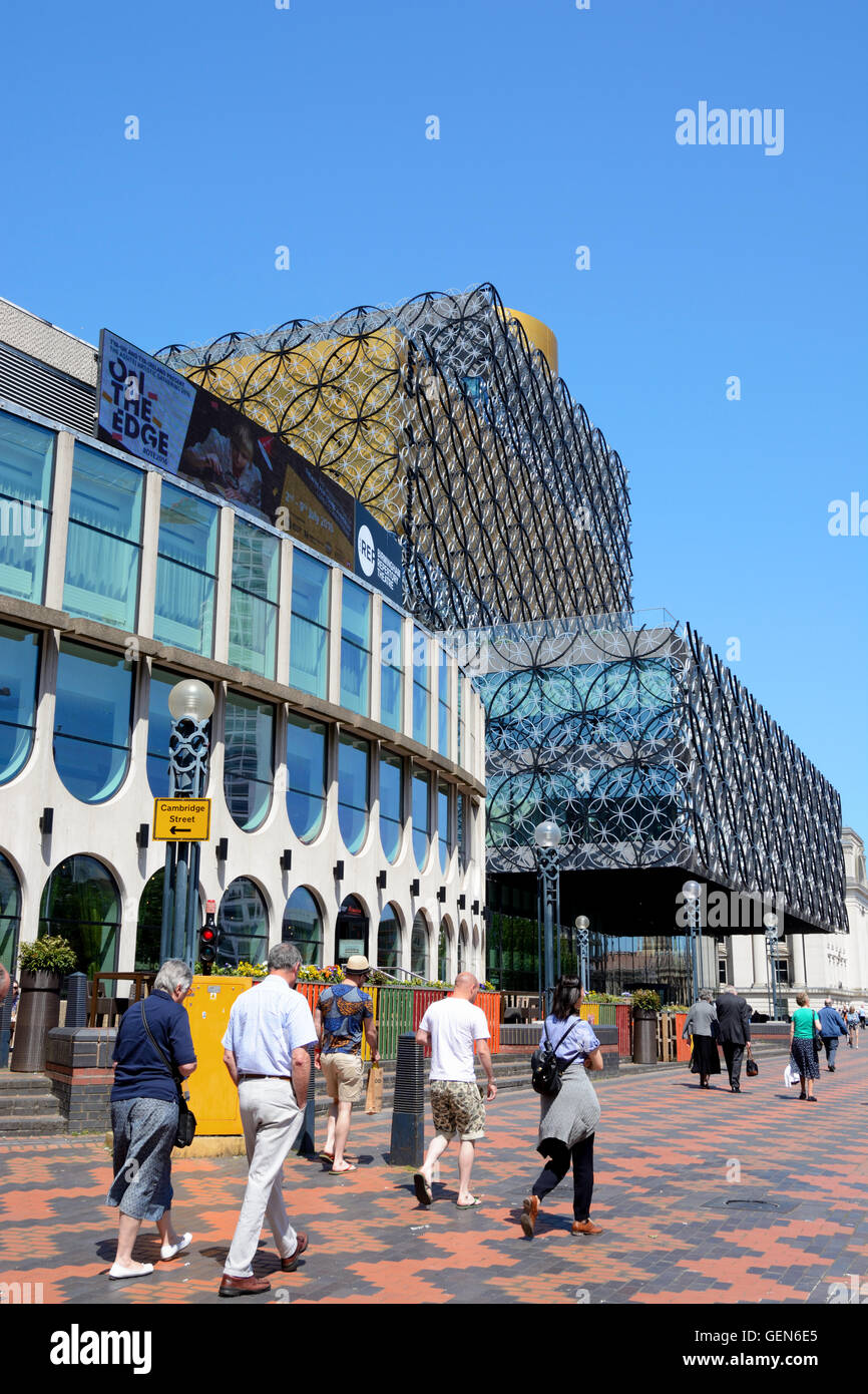 Blick von der Birmingham Repertory Theatre mit der Bibliothek nach hinten im Centenary Square mit Passanten, Birmingham. Stockfoto