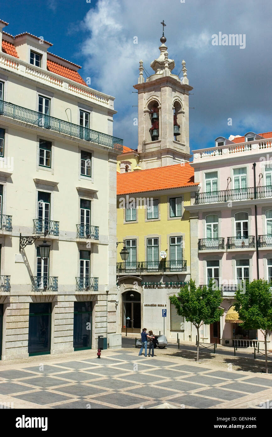 Sao Carlos Square. Glockenturm von Nossa Senhora do Mártires. Bairro Alto. Lissabon. Portugal.Plaza Stockfoto