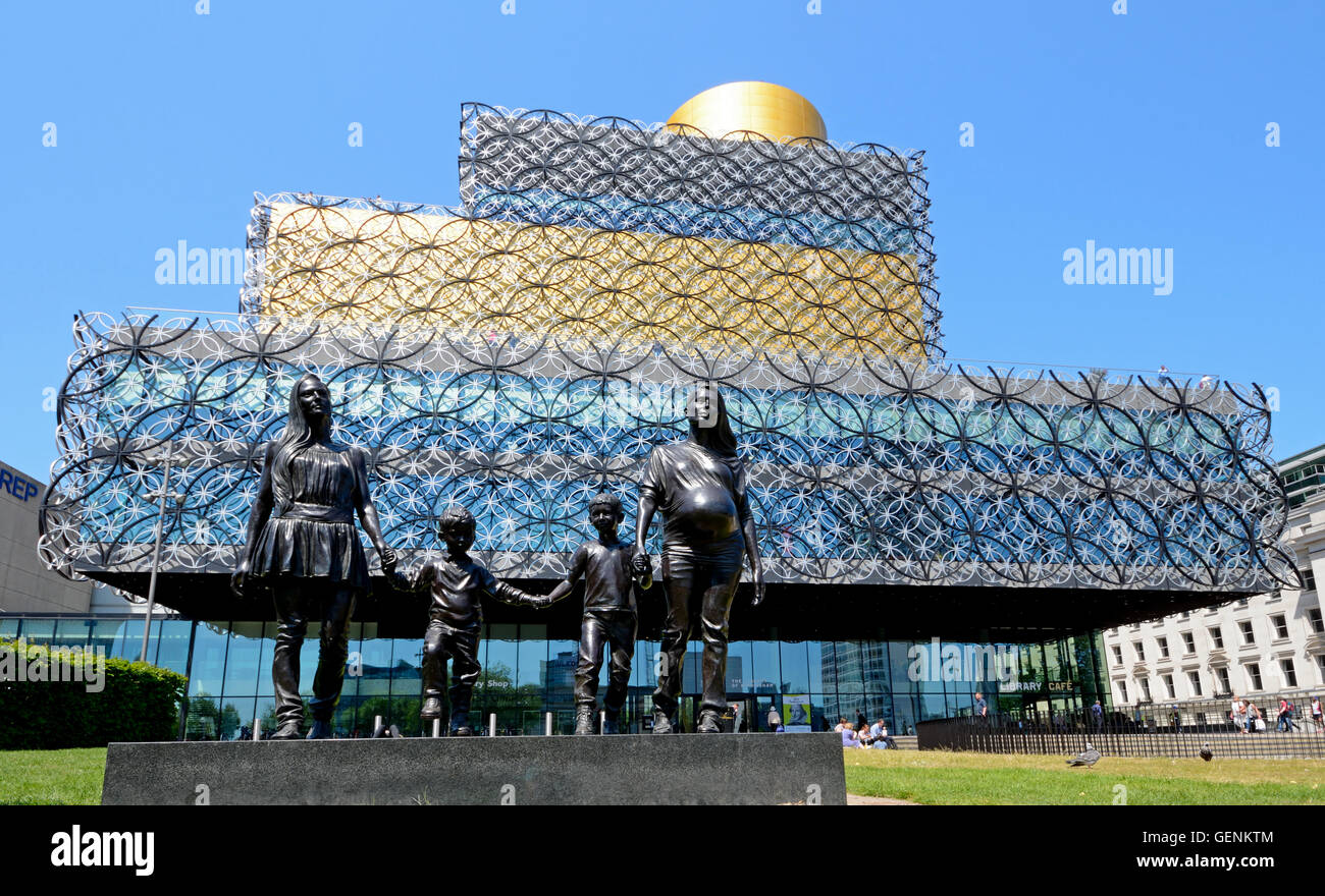 Die Library of Birmingham mit A Real Birmingham Familie Statue im Vordergrund im Centenary Square, Birmingham, England, UK. Stockfoto