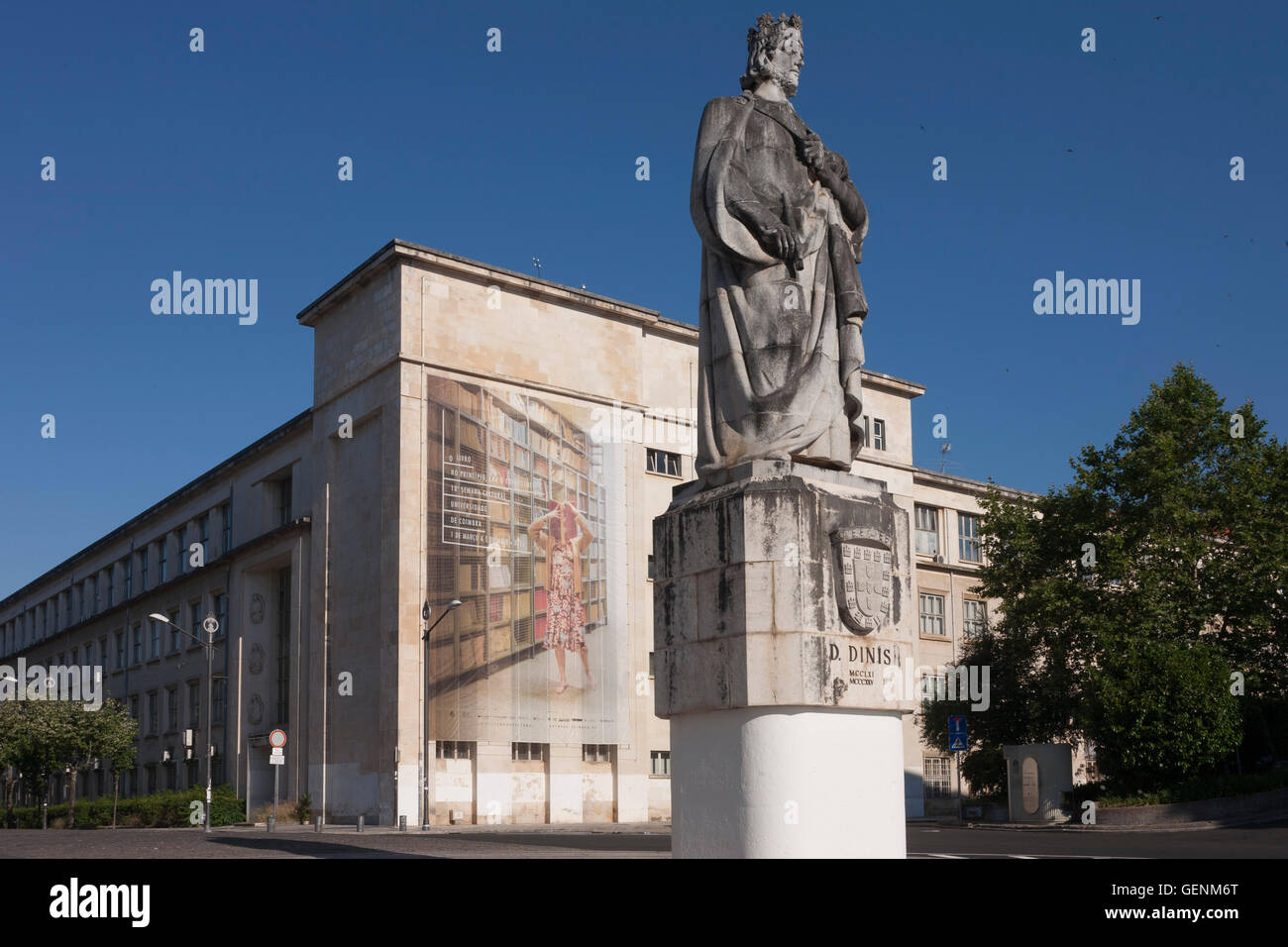 Statue von König Dinnis in Largo D. Dinnis an Universität von Coimbra, Portugal. Stockfoto