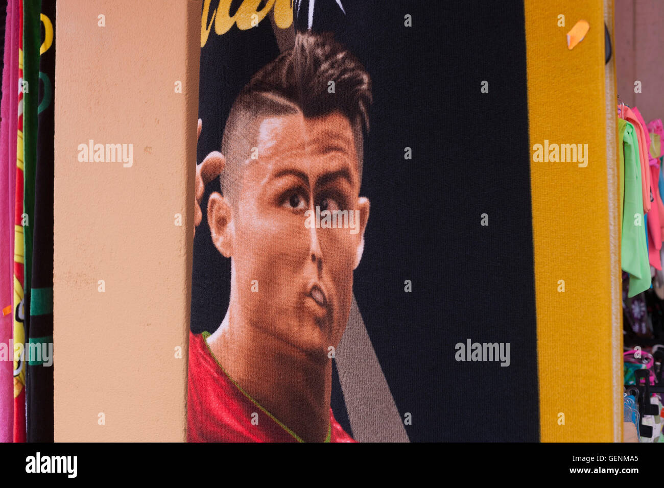 Nationalheld, verzerrt Fußballer Christiano Ronaldo Gesicht auf Strand  Handtuch waren in Barra, Costa Nova, Aveiro, Portugal Stockfotografie -  Alamy