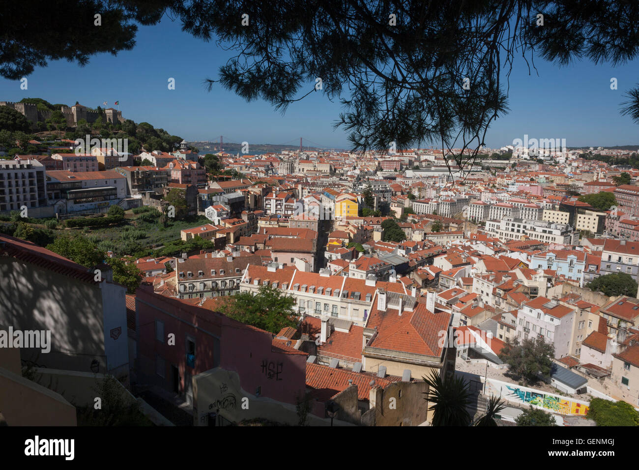 Suchen nach Südosten, ein Luftbild Panorama von Lissabon vom Miradouro da Graca. Stockfoto