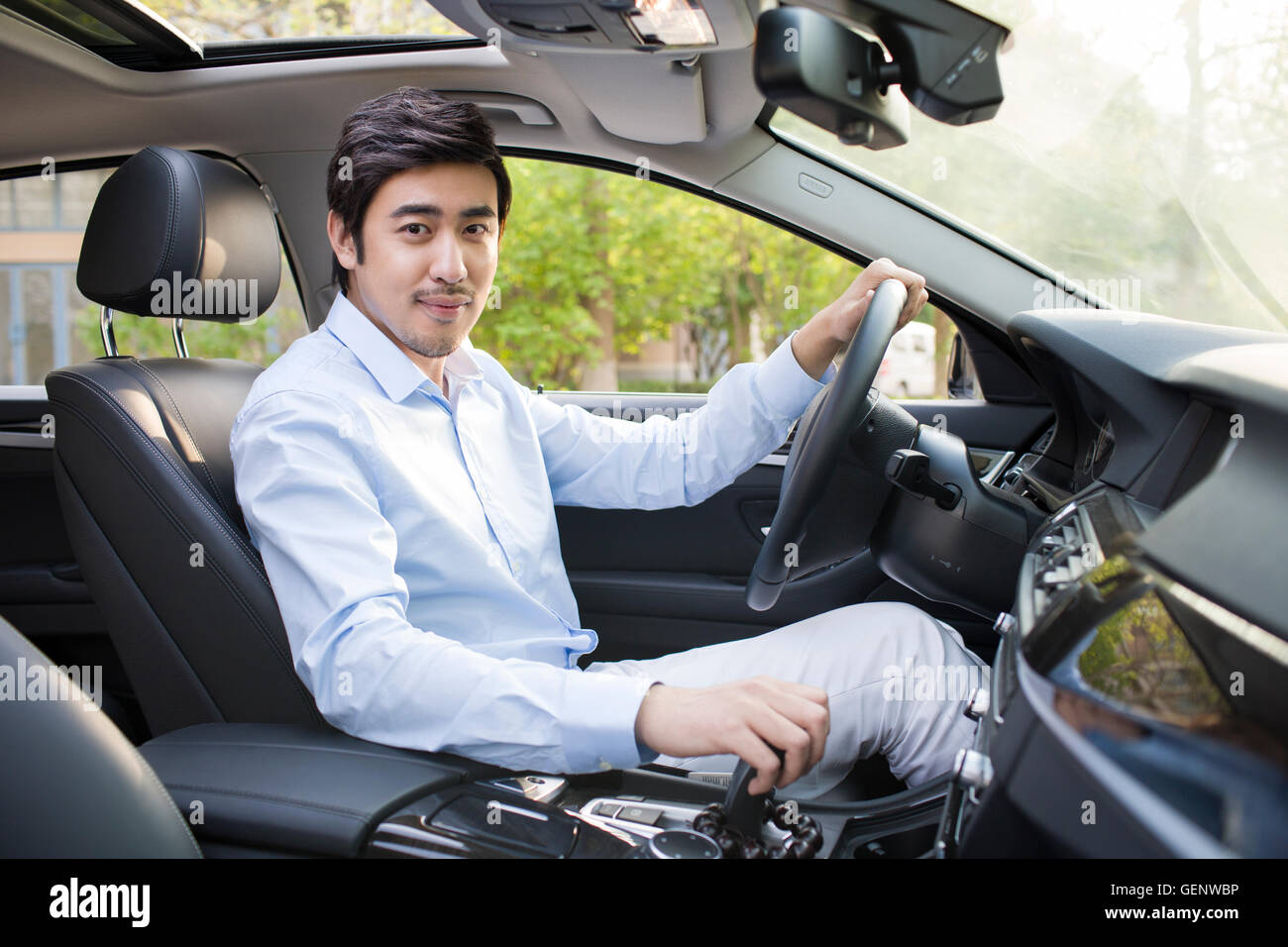 Junge Chinesen Mann Steuerwagen Stockfoto