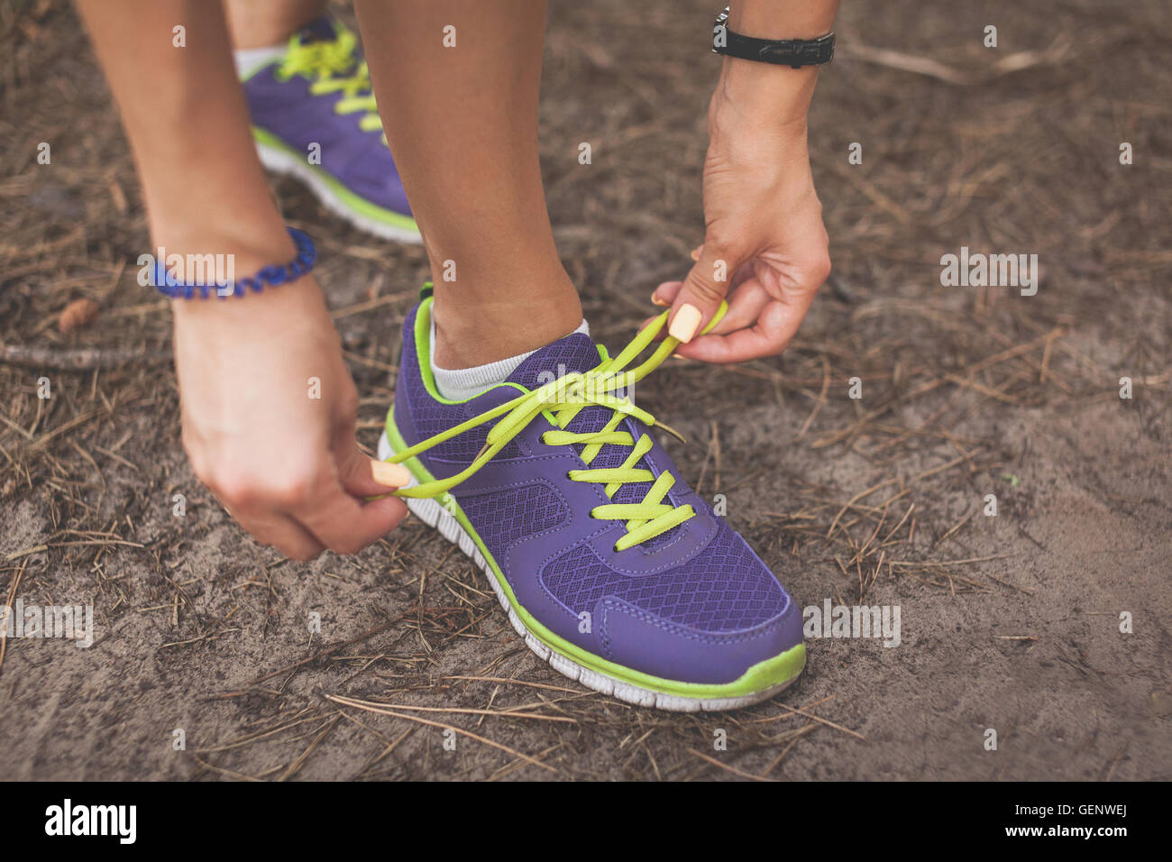 Läufer-Frau Schnürsenkel zu binden. Schnürsenkel zu binden. Sport, Fitness, Bewegung und Lebensstil Stockfoto