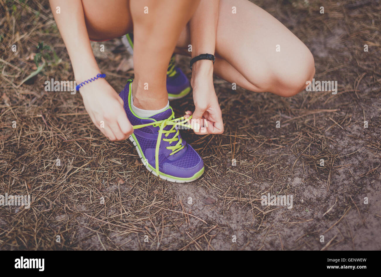 Läufer-Frau Schnürsenkel zu binden. Schnürsenkel zu binden. Sport, Fitness, Bewegung und Lebensstil Stockfoto