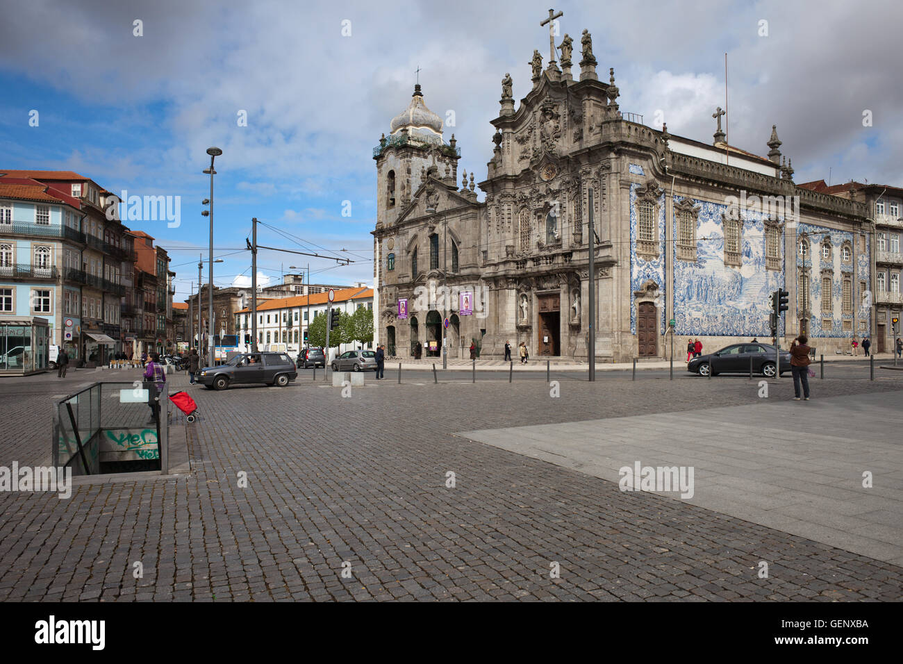 Carmo Kirche und die Karmeliterkirche in Porto, Portugal, Blick vom Praca de Gomes Teixeira quadratisch Stockfoto