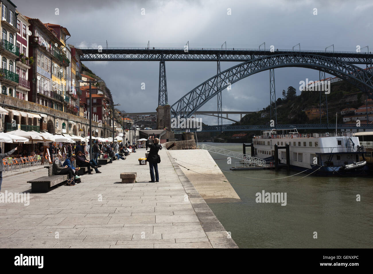 Portugal, Porto, Altstadt, Dom Luis I Brücke, Cais da Ribeira Douro River Waterfront mit Tour Schiff im historischen Zentrum der Stadt Stockfoto