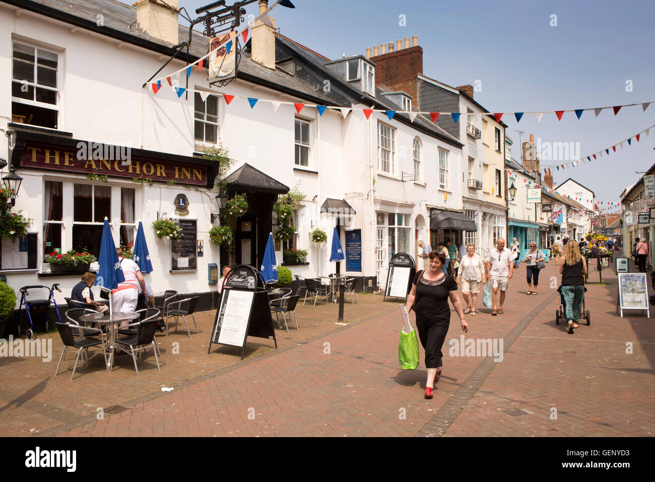 Großbritannien, England, Devon, Sidmouth, alte Fore Street, Shopper und Anchor Inn Stockfoto