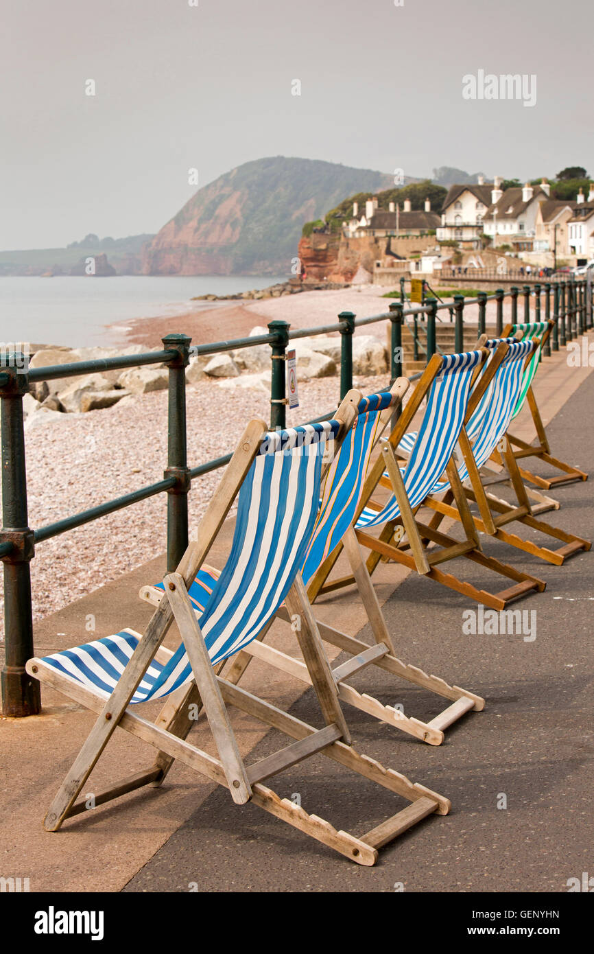 Großbritannien, England, Devon, Sidmouth, The Esplanade, bunten Liegestühlen am Meer über Kiesstrand Stockfoto