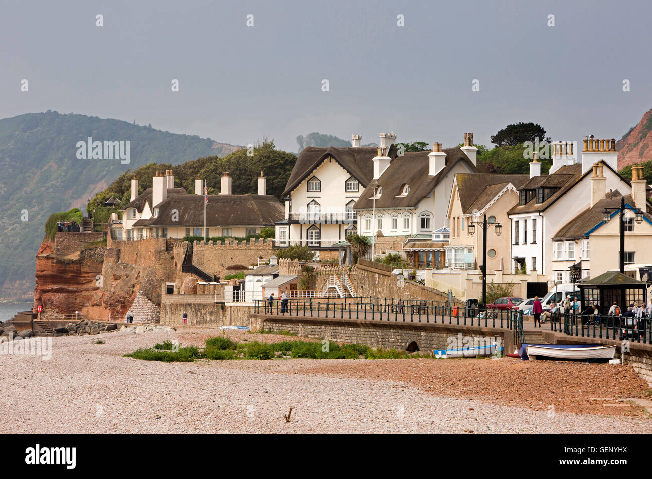 Großbritannien, England, Devon, Sidmouth, Clifton Beach und strohgedeckten Strandpromenade Häuser am Peak Hill Road Stockfoto