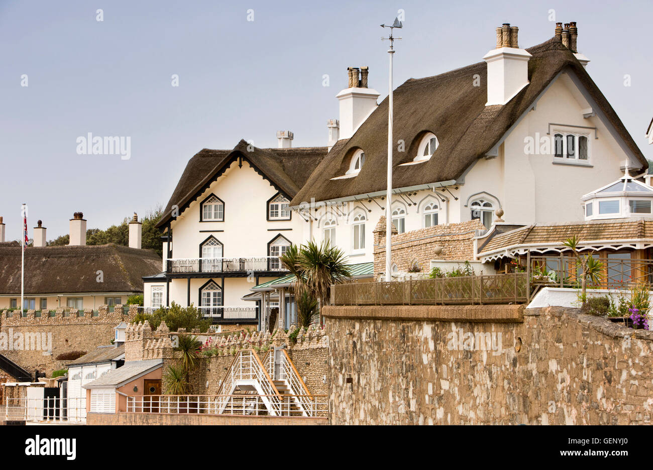 Großbritannien, England, Devon, Sidmouth, strohgedeckten Häuser direkt am Meer auf Peak Hill Road mit Blick auf Clifton Beach Stockfoto