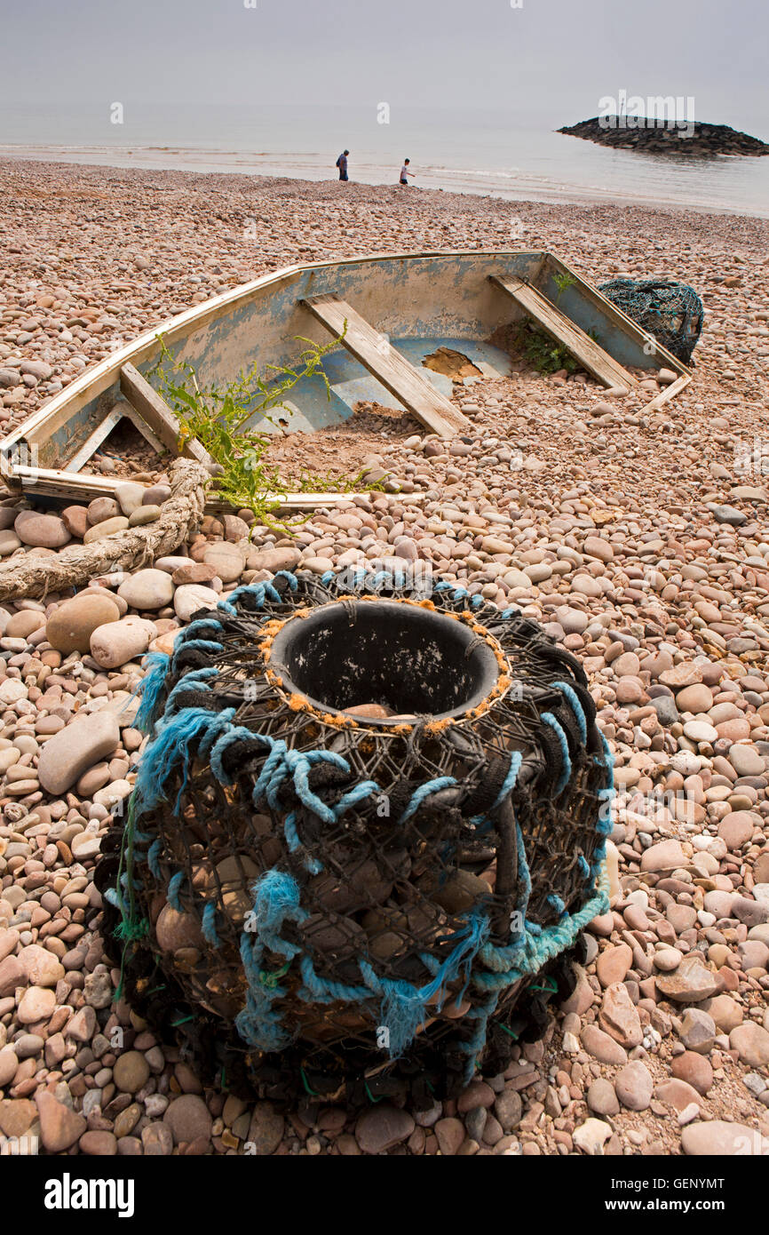 Großbritannien, England, Devon, Sidmouth, Clifton Beach, Lobster Pot und Boot in Kies als wilde Blume Lebensraum begraben Stockfoto