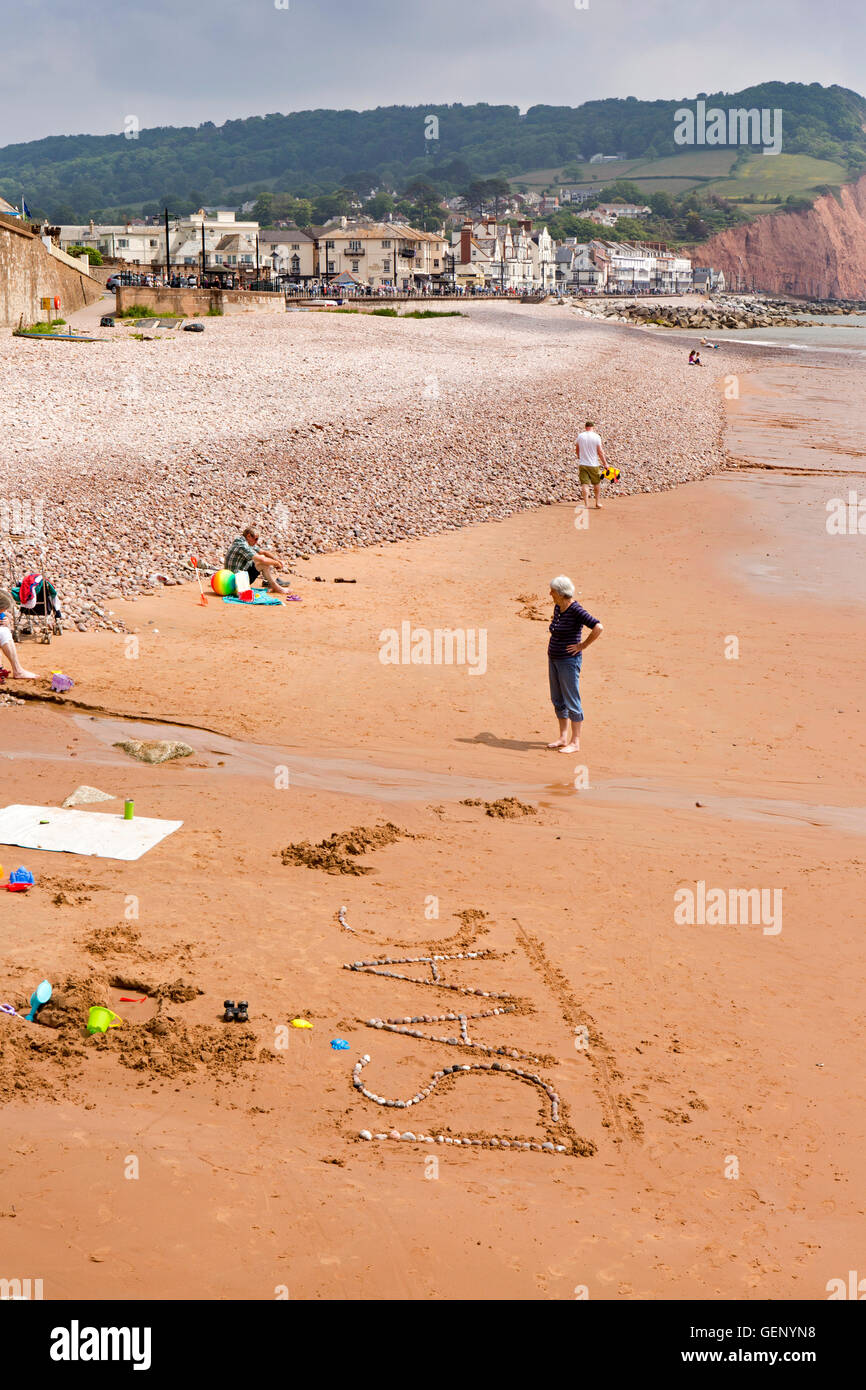 Großbritannien, England, Devon, Sidmouth, Clifton Beach, Name erstellten Isaac in Kies auf sand Stockfoto