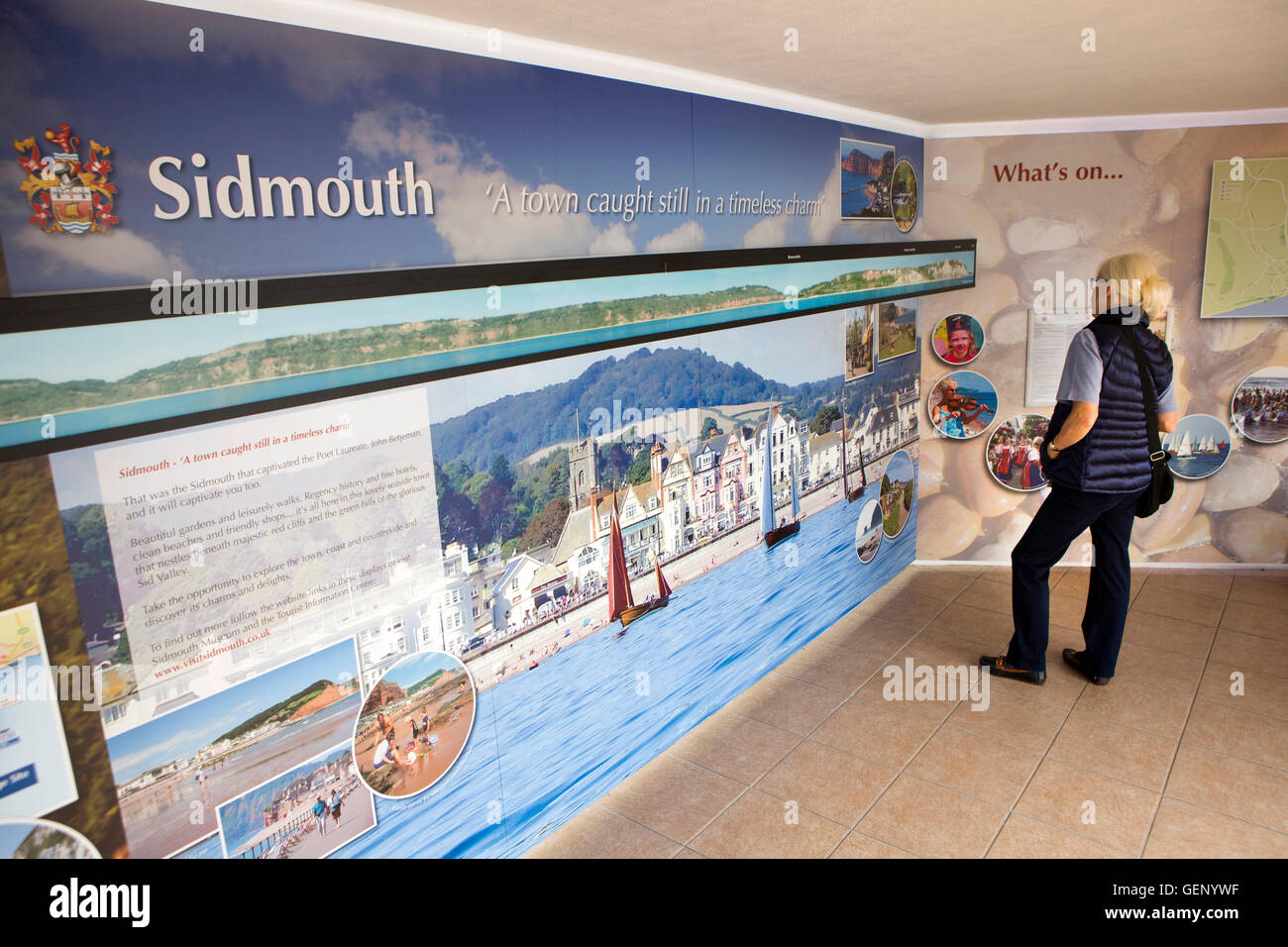 Großbritannien, England, Devon, Sidmouth, Peak Hill Road, Besucher in der Jurassic Coast Interpretation Center Ausstellungsdisplay Stockfoto