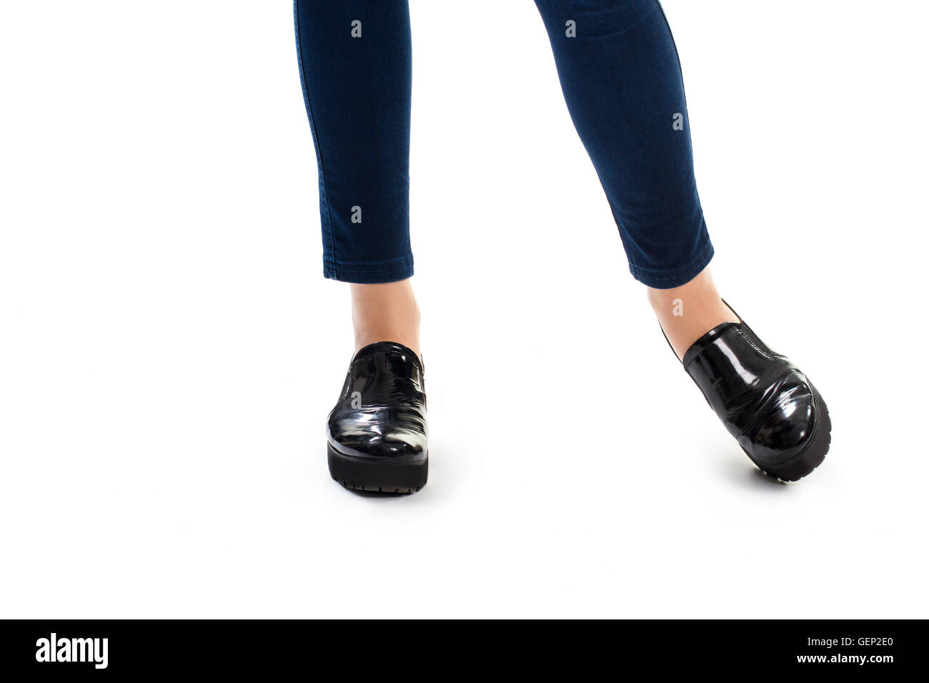 Mädchen Beine in schwarzen Schuhen. Stockfoto