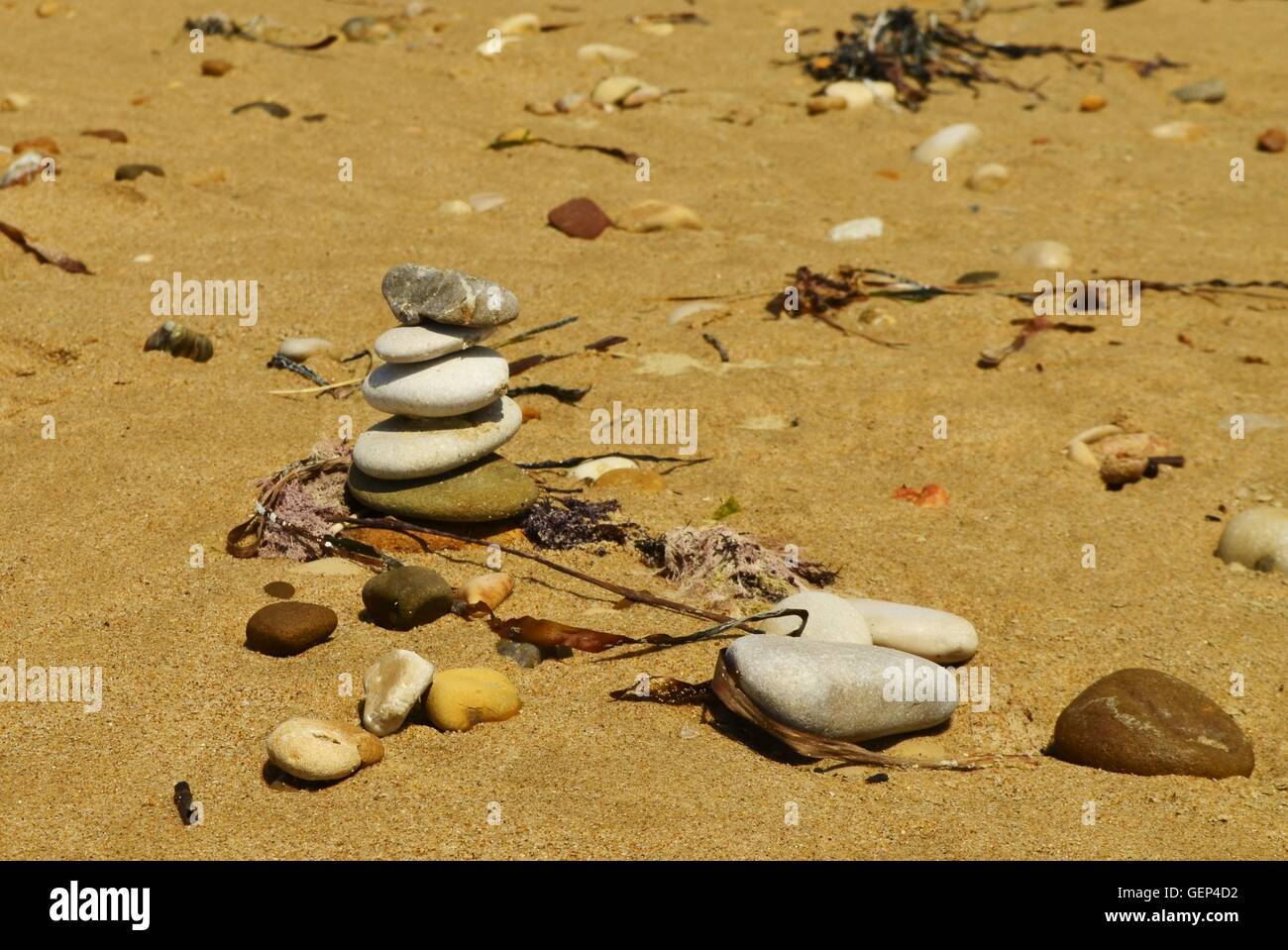 Kieselsteine legen Sie eine auf die andere erinnert an einen Stein Totem oder Cairn der Besucher am Strand von Eraclea Minoa. Stockfoto