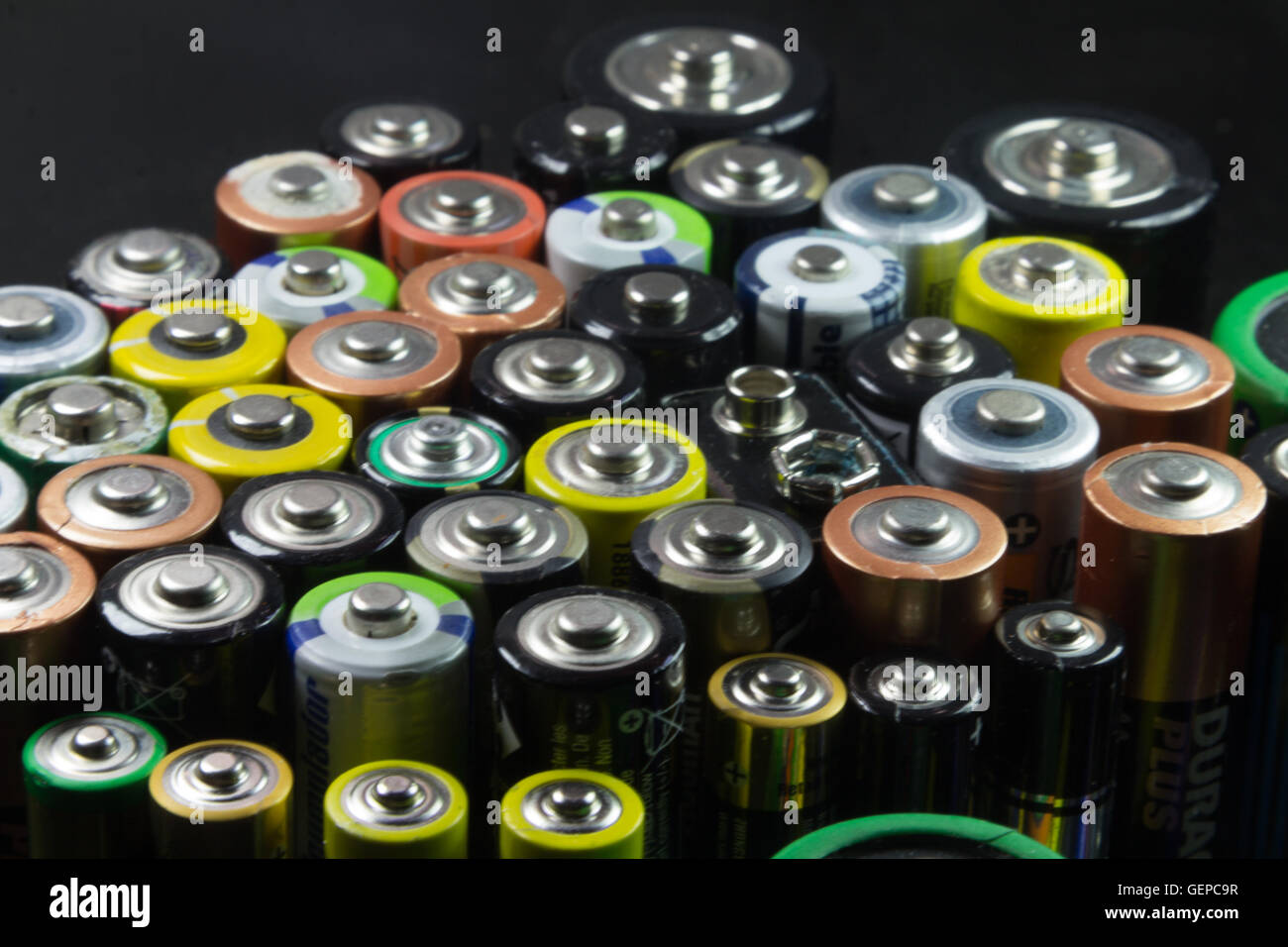 Batterien verschiedener Typen und Farben Stockfoto