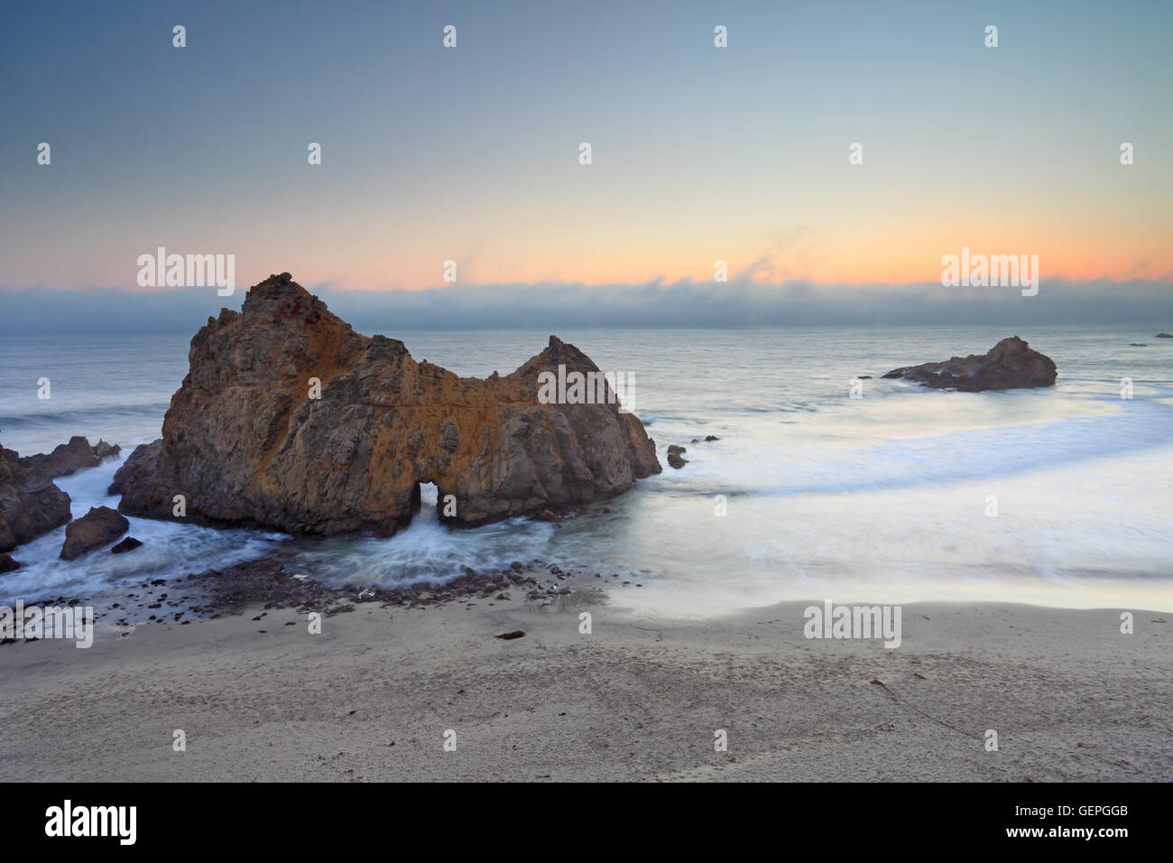 Geographie / Reisen, USA, California, Big Sur, Pfeiffer Beach Arch, Sonnenuntergang, Stockfoto