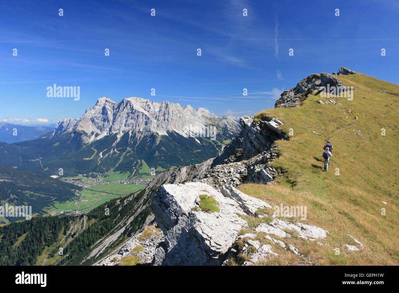 Geographie / Reisen, Österreich, Tirol, Außerfern, Tiroler Zugspitz Arena in der Nähe von Ehrwald, Wanderer am Grubigstein, Zugspitze, Wetterstein, Stockfoto