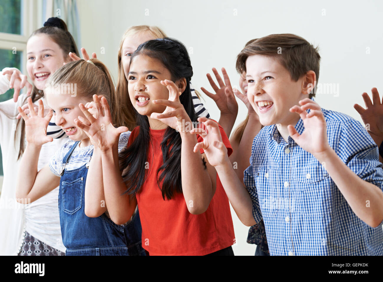 Gruppe von Kindern, die Theatergruppe gemeinsam genießen Stockfoto